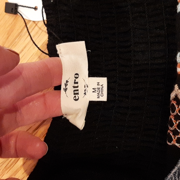 NWT Embroidered Tank - Picture 3 of 3